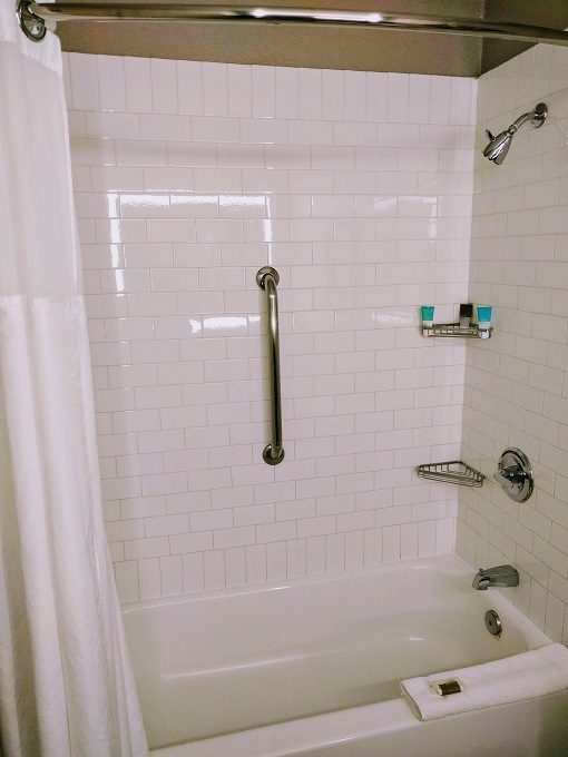 Hyatt Regency Tulsa - Bathtub and shower