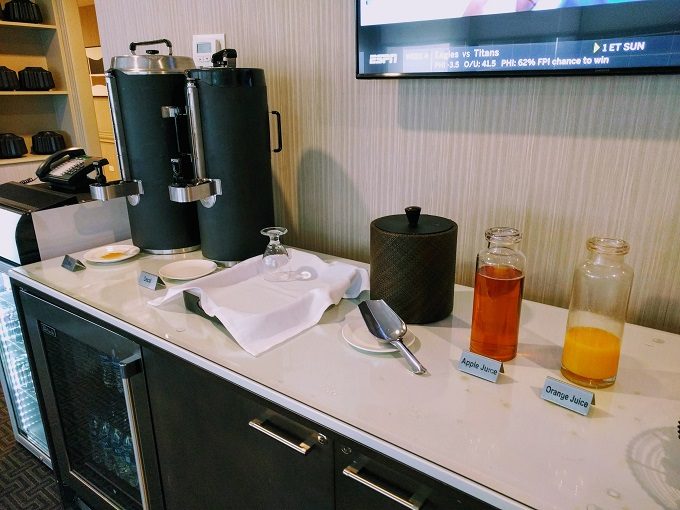 Hyatt Regency Tulsa - Club lounge breakfast - coffee & juices