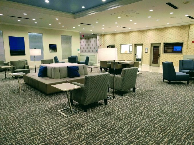 Hyatt Regency Tulsa - Lobby seating 2