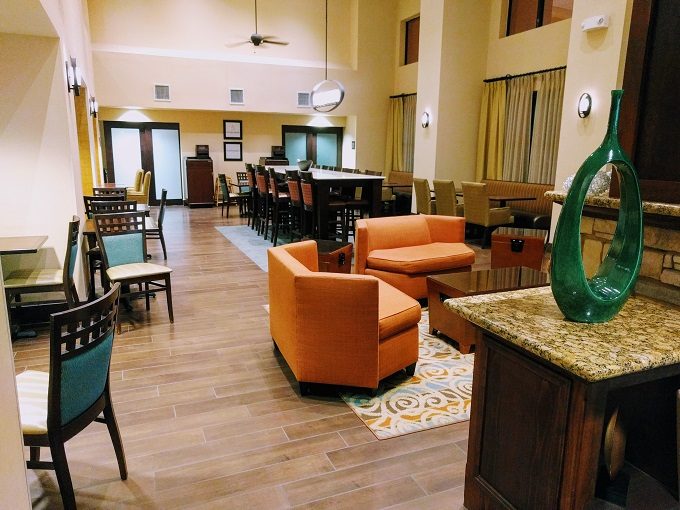 Hampton Inn Altus, Oklahoma - Breakfast area and lobby seating