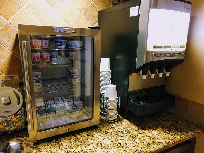 Hampton Inn Altus, Oklahoma - Yogurt, milk & juice machine