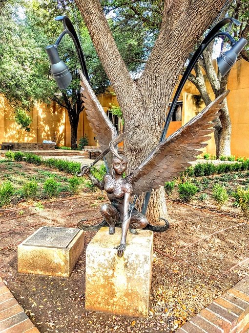 17) Queen Toothiana sculpture in Abilene, Texas