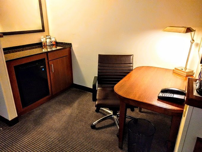 Hyatt Place Houston-North, Texas - Mini fridge, dry bar, desk & office chair