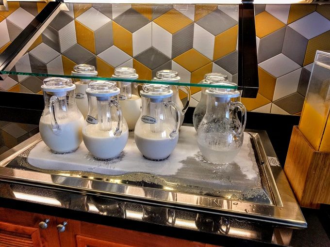 Hyatt Place Houston-North, Texas breakfast - Milk & water