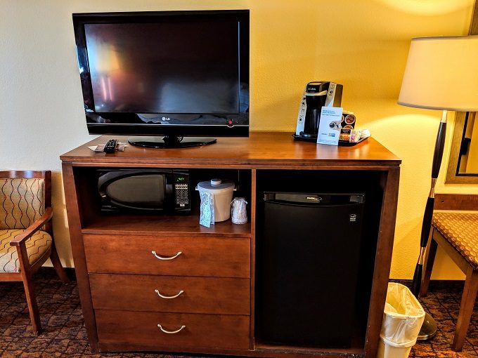 Holiday Inn Express Canyon, Texas - Dresser, TV, microwave & fridge