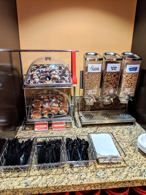 TownePlace Suites Garden City, Kansas breakfast - Muffins & cereals
