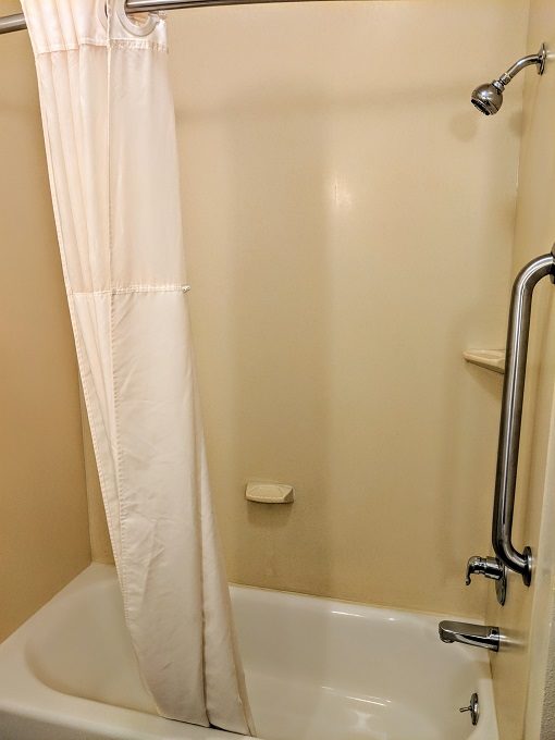 Rodeway Inn & Suites Parsons, Kansas - Bathtub & shower
