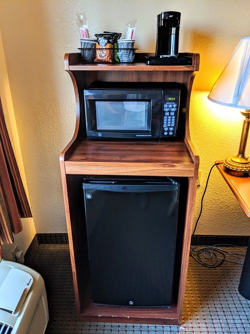 Rodeway Inn & Suites Parsons, Kansas - Fridge, microwave & coffee maker