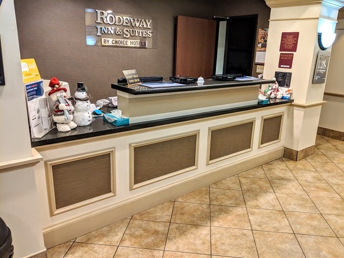Rodeway Inn & Suites Parsons, Kansas - Front desk