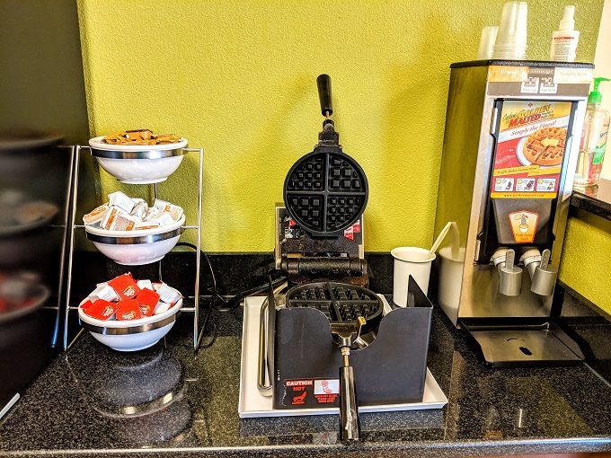 Rodeway Inn & Suites Parsons, Kansas breakfast - Waffle maker