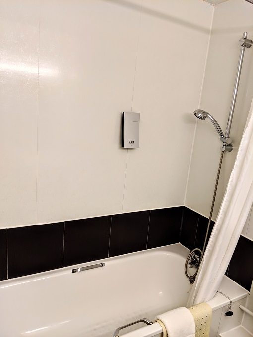Comfort Inn Arundel, UK - Bathtub & shower
