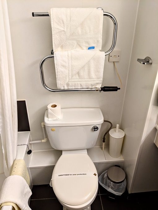 Comfort Inn Arundel, UK - Toilet & towel rail