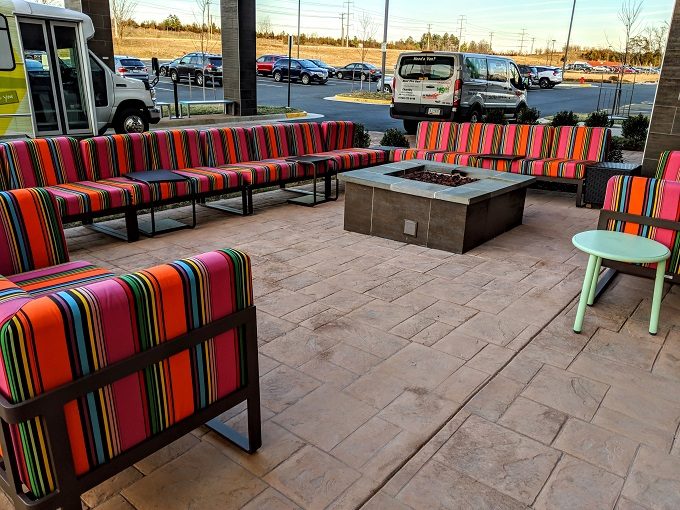 Home2 Suites Chantilly Dulles Airport - Outdoor seating with fire pit
