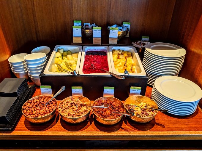 DoubleTree Amsterdam Centraal Station Executive Lounge breakfast - Fruit & nuts