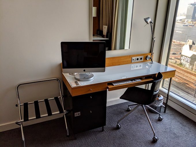 DoubleTree Amsterdam Centraal Station - iMac, desk, office chair & luggage rack
