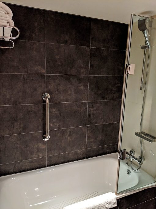 Hyatt Place London Heathrow Airport - Bathtub with shower