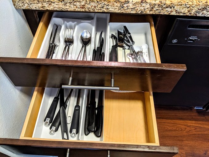 Hyatt House Shelton, Connecticut - Silverware & cooking utensils
