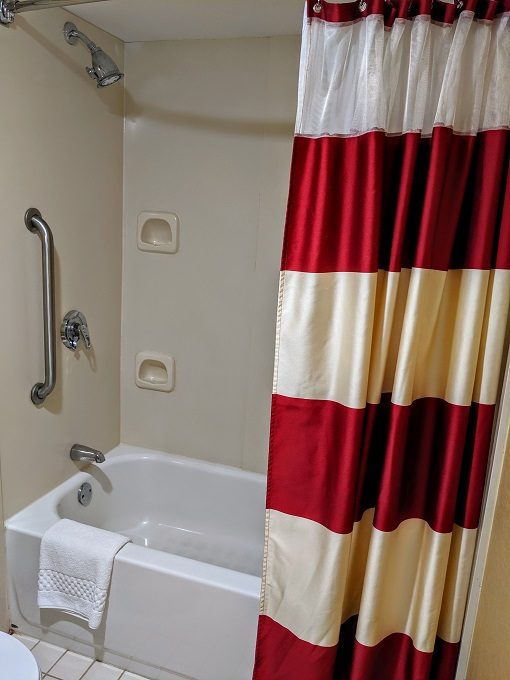 Residence Inn Hartford Windsor, Connecticut - Downstairs bathtub with shower