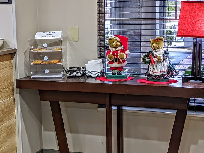 Country Inn & Suites Chattanooga-Lookout Mountain - Free cookies