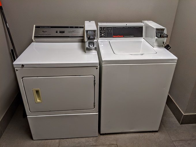Country Inn & Suites Chattanooga-Lookout Mountain - Guest laundry
