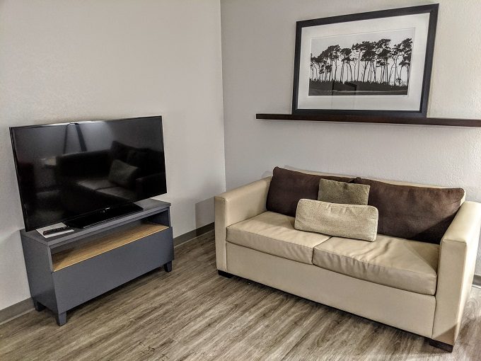 Country Inn & Suites Chattanooga-Lookout Mountain - Sofa bed & TV