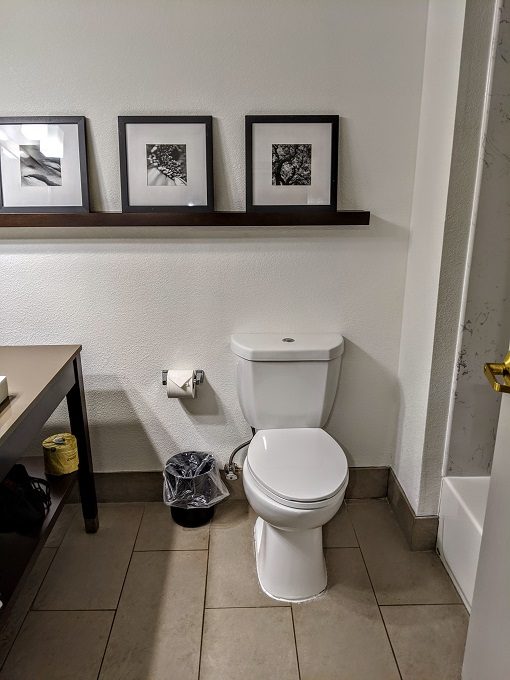 Country Inn & Suites Chattanooga-Lookout Mountain - Toilet