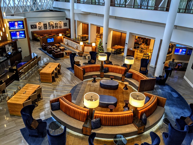Hilton Nashville Airport, Tennessee - Hotel atrium