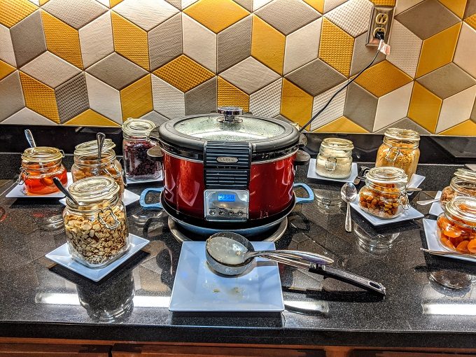 Hyatt Place Memphis-Primacy Parkway breakfast - Hot oatmeal & toppings