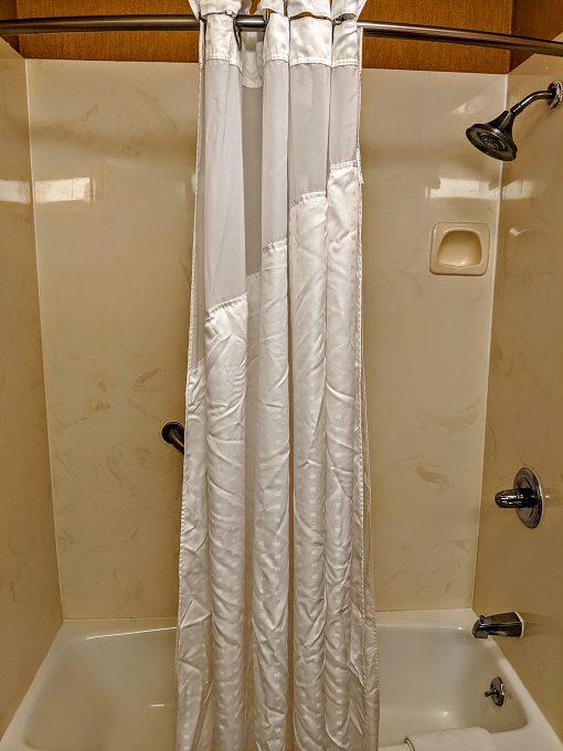 Holiday Inn Express New Albany, Mississippi - Bathtub with shower