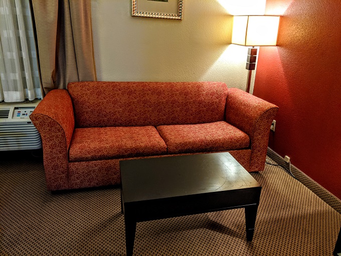 Holiday Inn Express New Albany, Mississippi - Sofa bed & coffee table