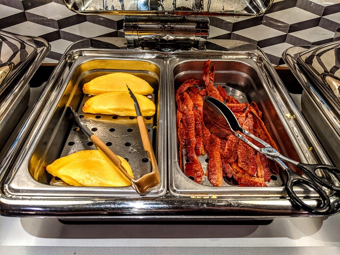 Holiday Inn Express New Albany, Mississippi breakfast - Cheesy omelets & bacon