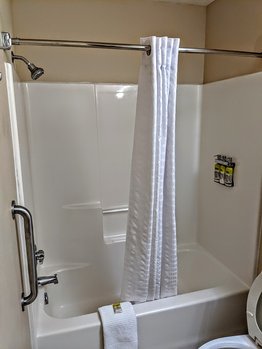 Candlewood Suites Lafayette, Louisiana - Bathtub with shower