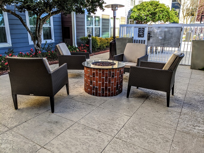 Residence Inn Baton Rouge Siegen Lane, Louisiana - Outdoor seating with fire pit