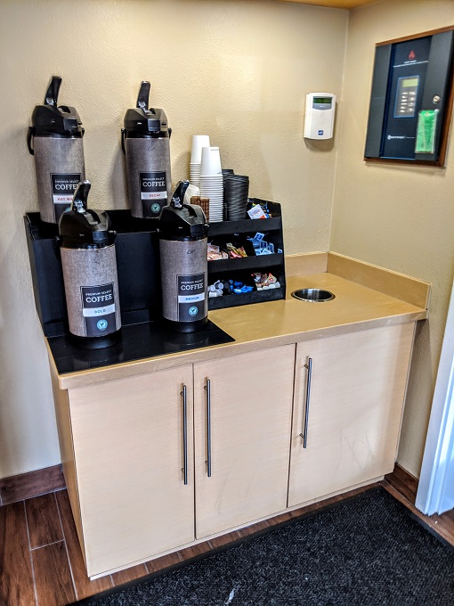 TownePlace Suites New Orleans Metairie - Coffee & tea station in lobby