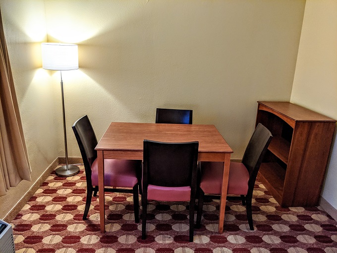TownePlace Suites New Orleans Metairie - Dining table, chairs & bookcase