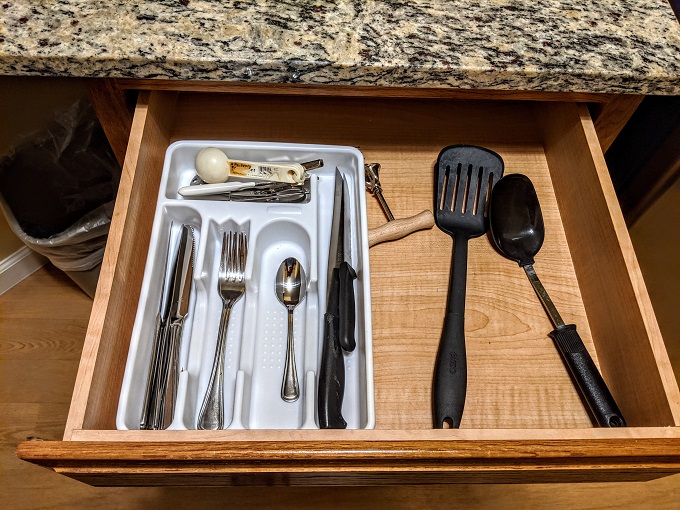 TownePlace Suites New Orleans Metairie - Silverware & cooking utensils