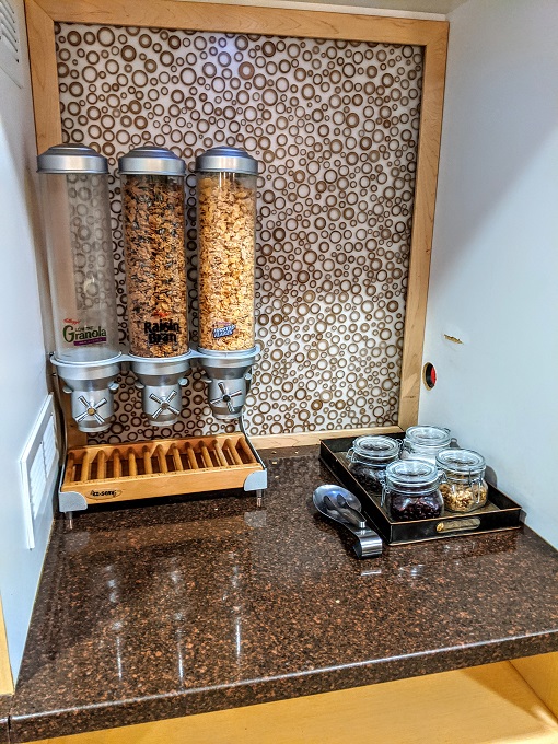 TownePlace Suites New Orleans Metairie breakfast - Cereals & oatmeal toppings