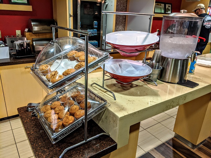 TownePlace Suites New Orleans Metairie breakfast - Muffins & fruit