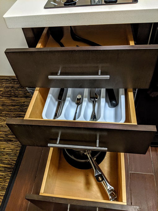 Candlewood Suites Lake Charles South, Louisiana - Silverware & cookware