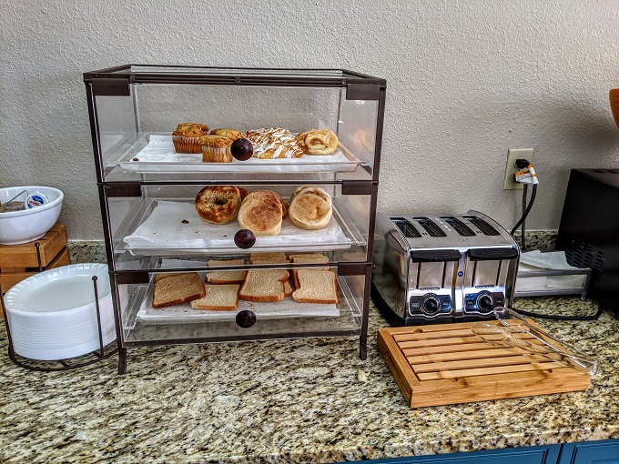 Country Inn & Suites Tucson Airport, Arizona breakfast - Breads & pastries