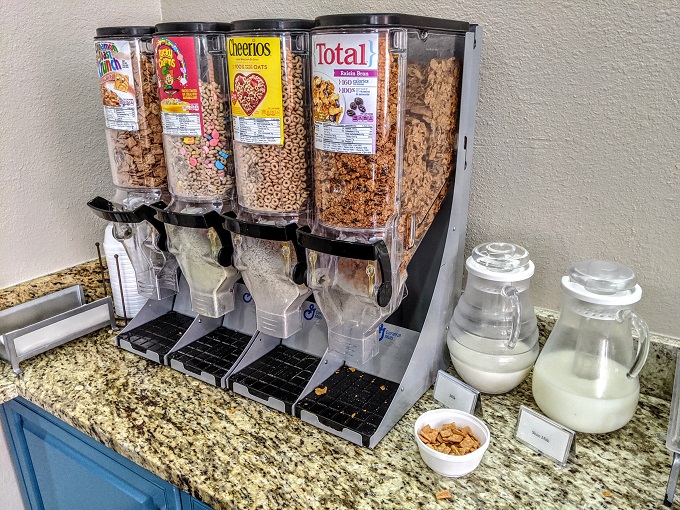 Country Inn & Suites Tucson Airport, Arizona breakfast - Cereal & milk