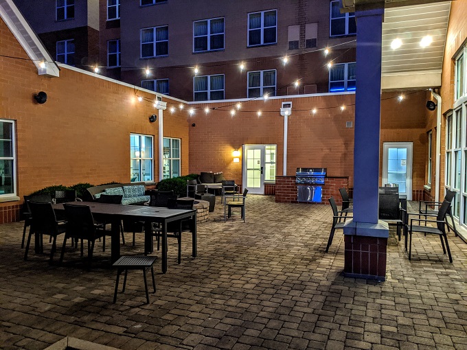 Residence Inn Cincinnati North West Chester - Outdoor seating & grill