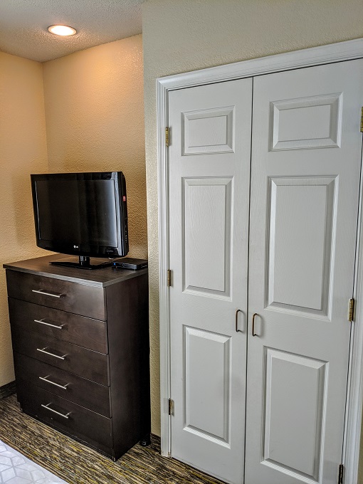 Candlewood Suites Virginia Beach Town Center - Bedroom TV, dresser & closet