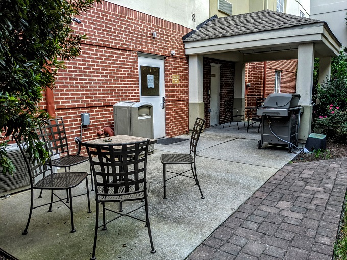 Candlewood Suites Virginia Beach Town Center - Outdoor seating & grill