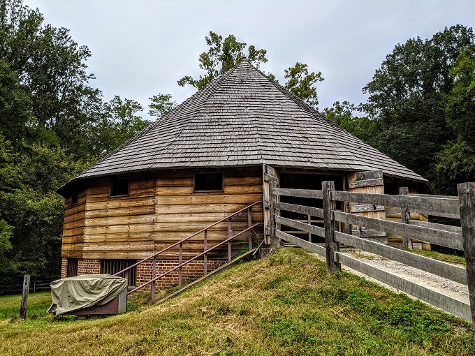 George Washington's Mount Vernon - George Washington's 16-sided barn