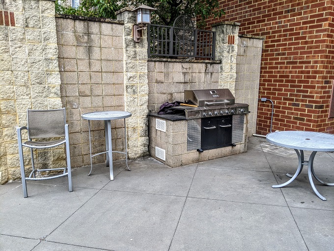 Hyatt House Sterling Dulles Airport North - Outdoor seating & grill