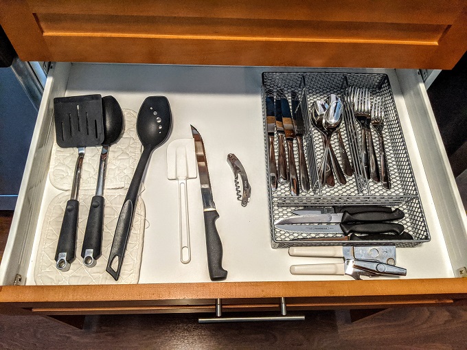 Hyatt House Sterling Dulles Airport North - Silverware & cooking utensils