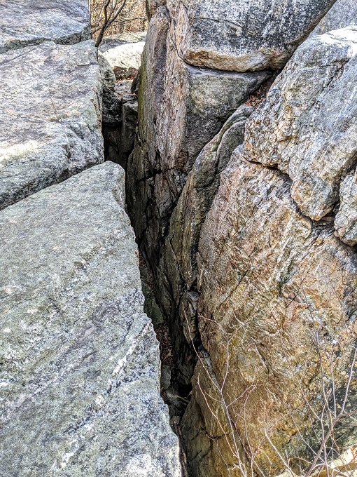 Chimney Rock & Wolf Rock Trails - Mind the crevices