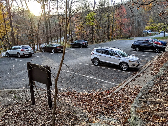 Chimney Rock & Wolf Rock Trails - This is not the parking lot you're looking for
