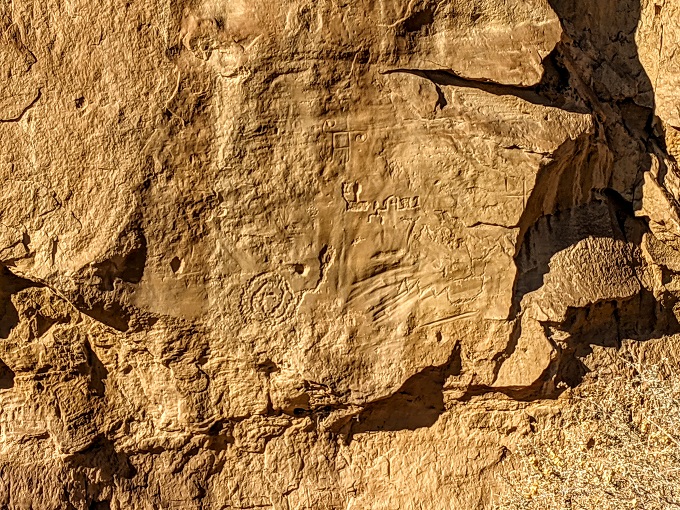 Petroglyphs on trail to Pueblo Bonito
